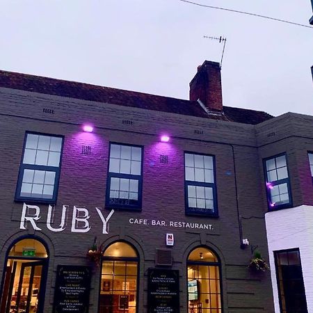 Oyo Ruby Pub & Hotel Brighton Екстериор снимка