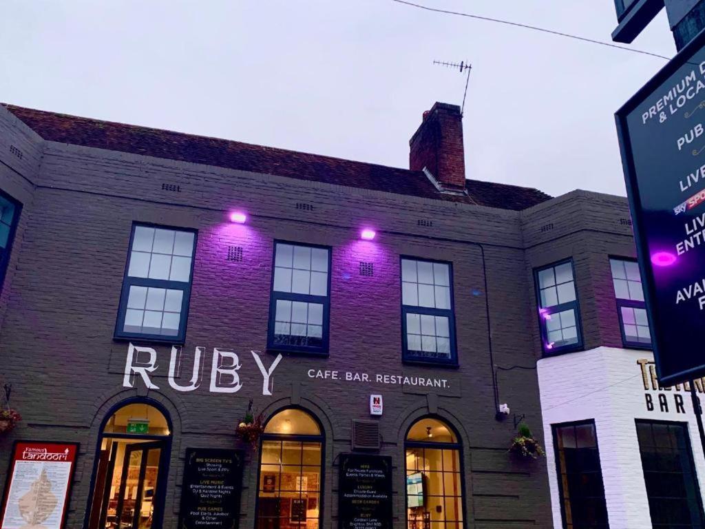 Oyo Ruby Pub & Hotel Brighton Екстериор снимка