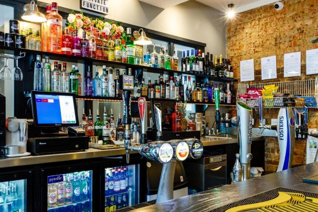 Oyo Ruby Pub & Hotel Brighton Екстериор снимка