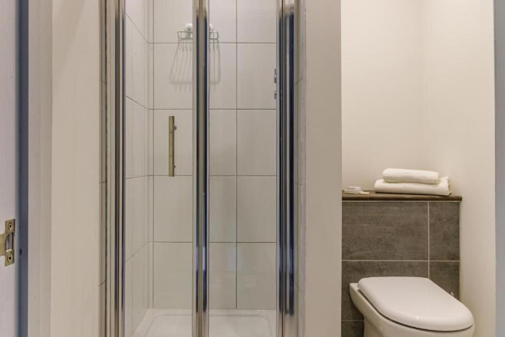 Oyo Ruby Pub & Hotel Brighton Екстериор снимка